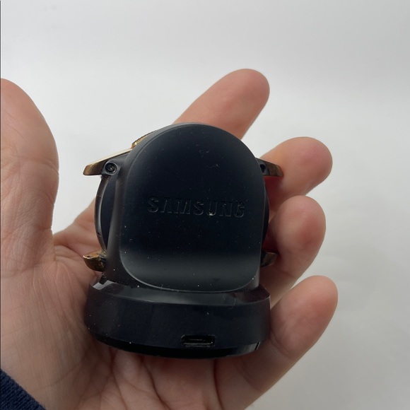Samsung Galaxy watch and charger dock - Picture 3 of 9